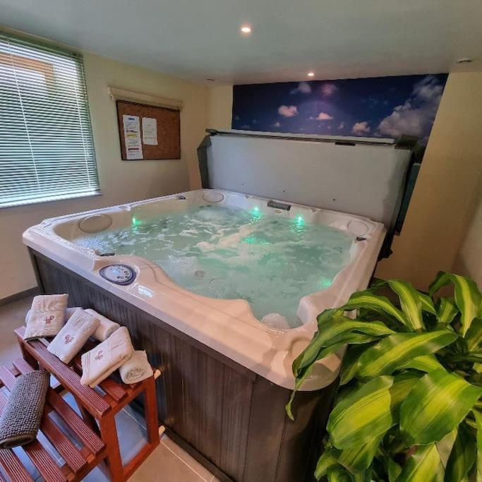 Gite Eglantine 2 A 6 Personnes Avec Spa Et Salle De Jeux Dans La Residence Вантрон Екстериор снимка